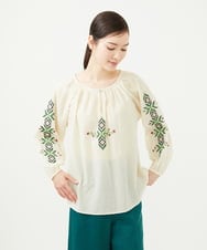 GBBHA38400 Sybilla(シビラ) 【INDIA】フラワー&ボーラー刺繍ブラウス ライトベージュ