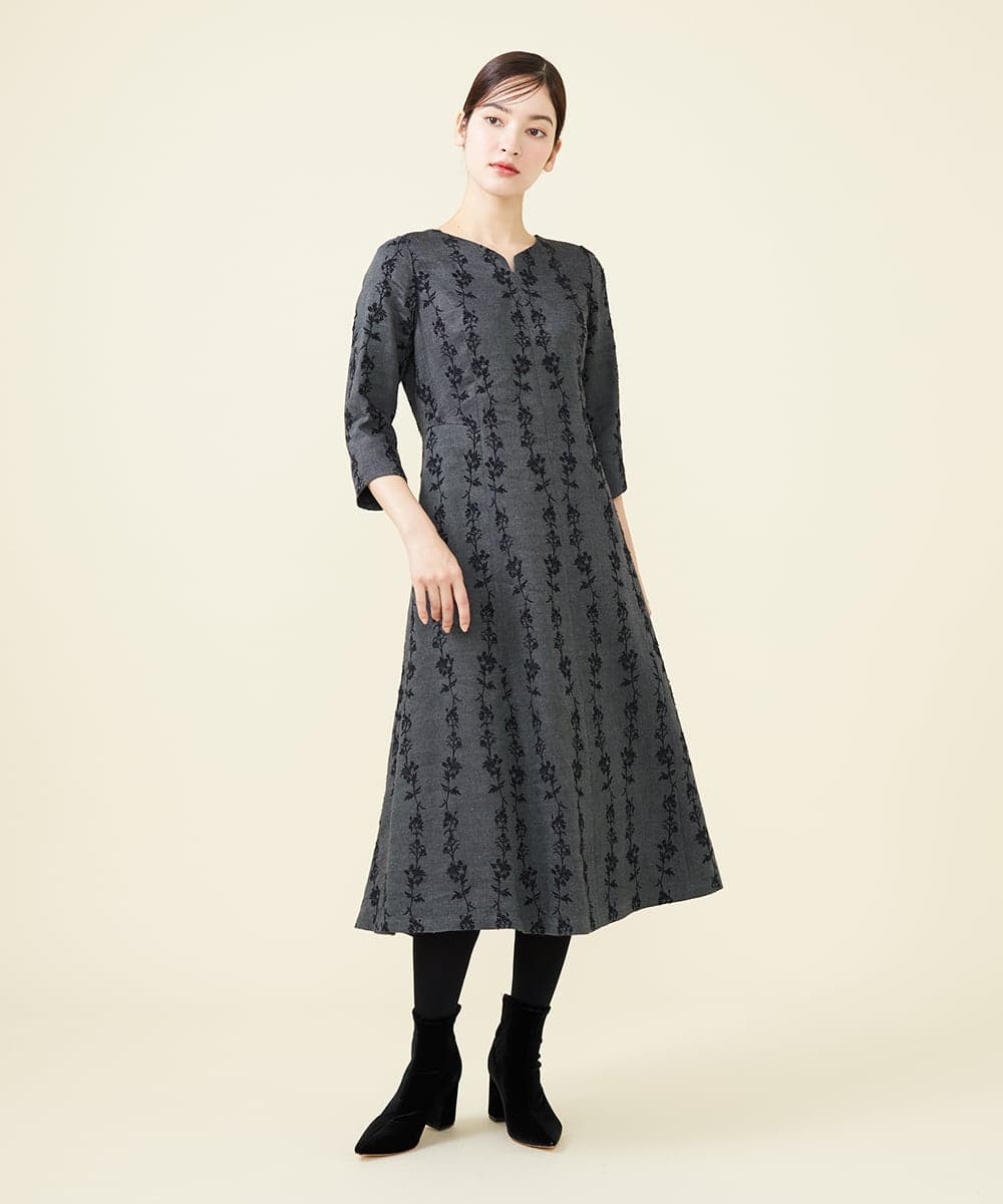 GBEAW78990 Sybilla(シビラ) フラワー刺繍リネンウールドレス ダークグレー