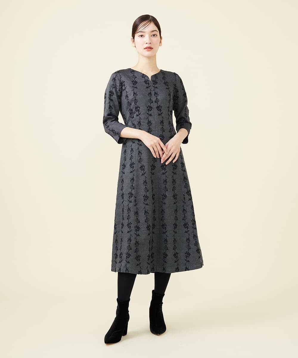 GBEAW78990 Sybilla(シビラ) フラワー刺繍リネンウールドレス ダークグレー