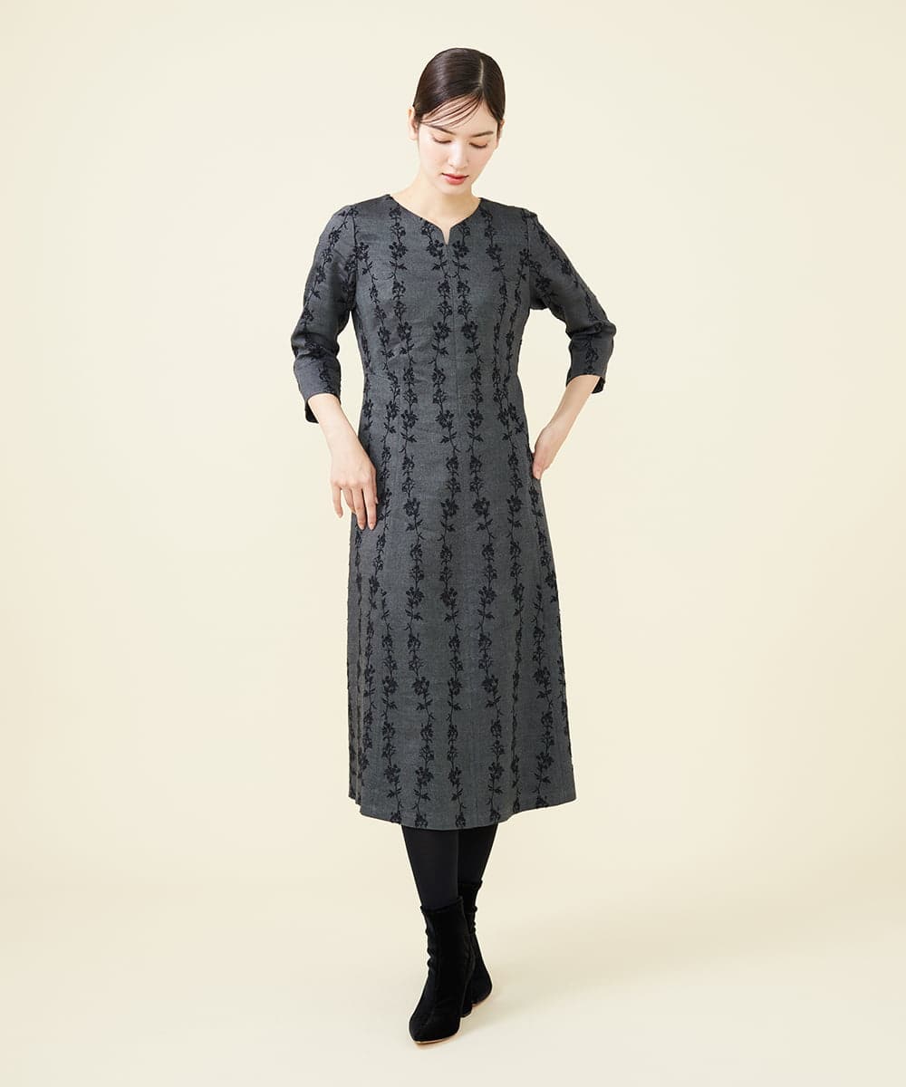 GBEAW78990 Sybilla(シビラ) フラワー刺繍リネンウールドレス ダークグレー