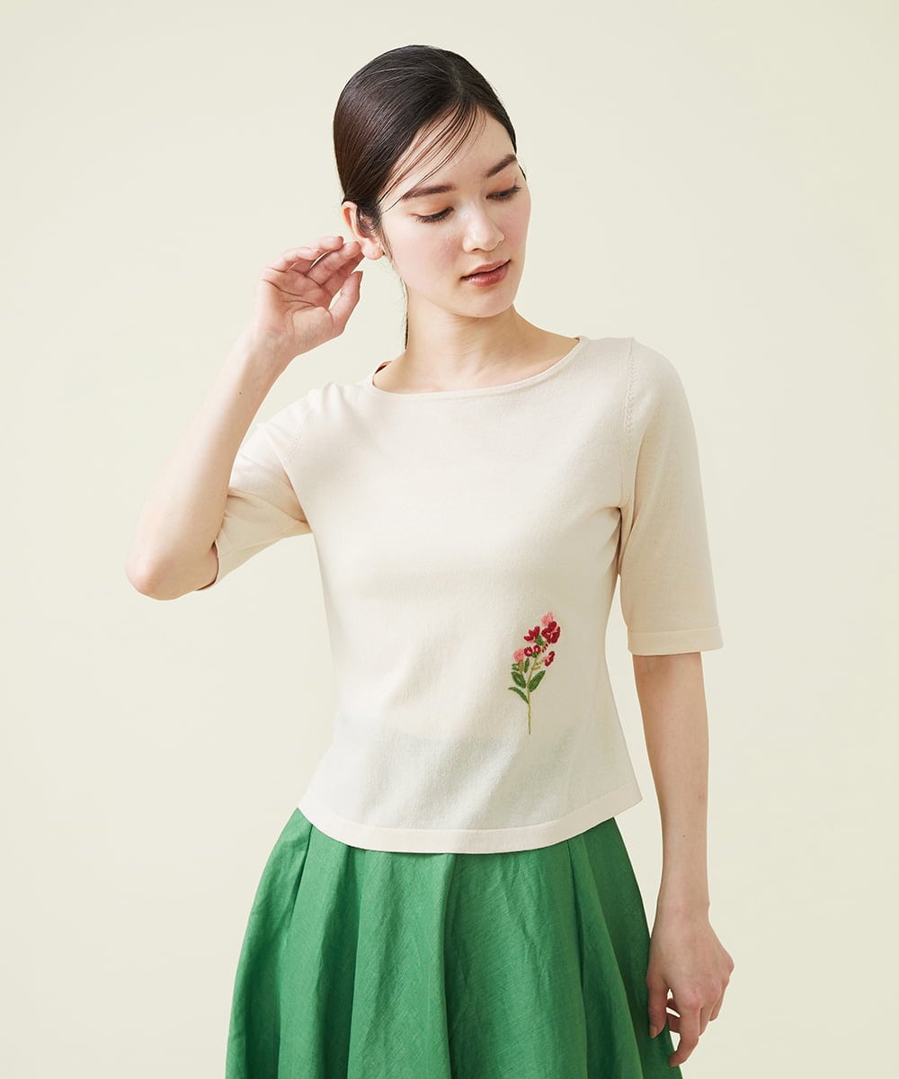 GBFGT02290 Sybilla(シビラ) ポイントフラワー刺繍プルオーバー ベージュ
