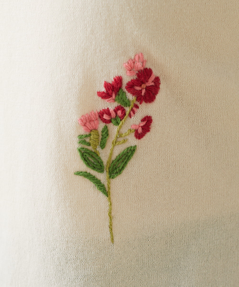 GBFGT02290 Sybilla(シビラ) ポイントフラワー刺繍プルオーバー ベージュ