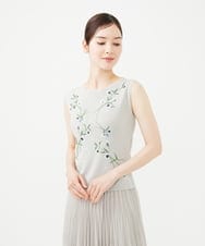 GBFHB31650 Sybilla(シビラ) フラワー刺繍ノースリーブプルオーバー グレージュ