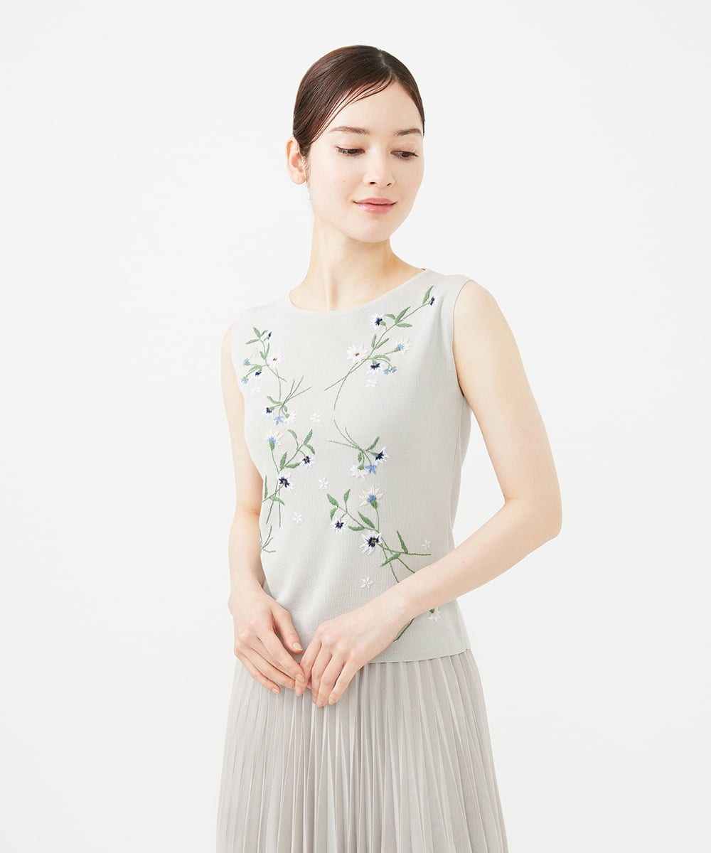 GBFHB31650 Sybilla(シビラ) フラワー刺繍ノースリーブプルオーバー グレージュ