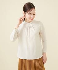 GBKEW31230 Sybilla(シビラ) 【メディア着用】タックデザインスタンドカラーカットソー アイボリー