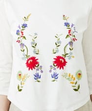 GBKGF03300 Sybilla(シビラ) シンメトリー風フラワー刺繍カットソー ホワイト