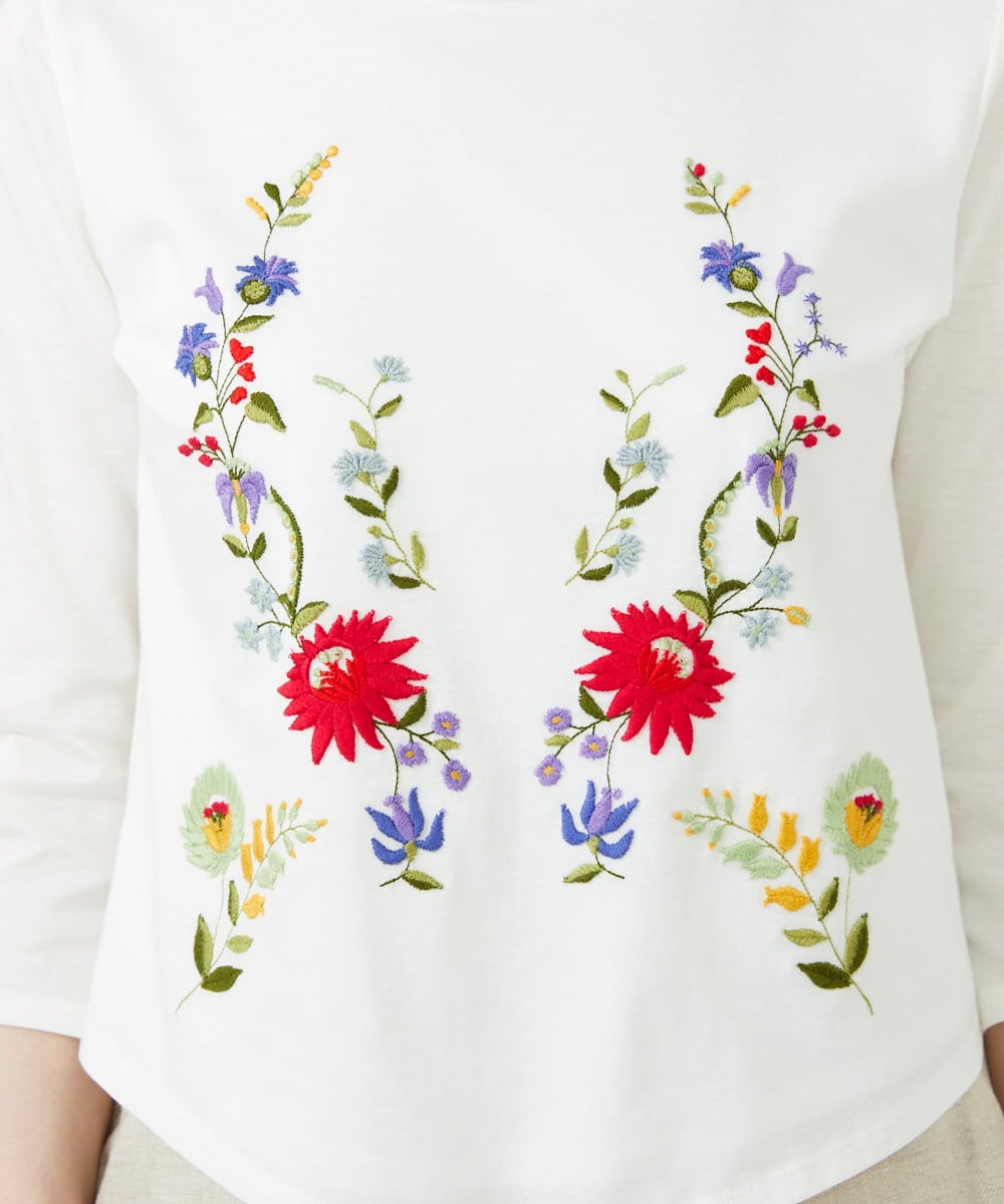 GBKGF03300 Sybilla(シビラ) シンメトリー風フラワー刺繍カットソー ホワイト