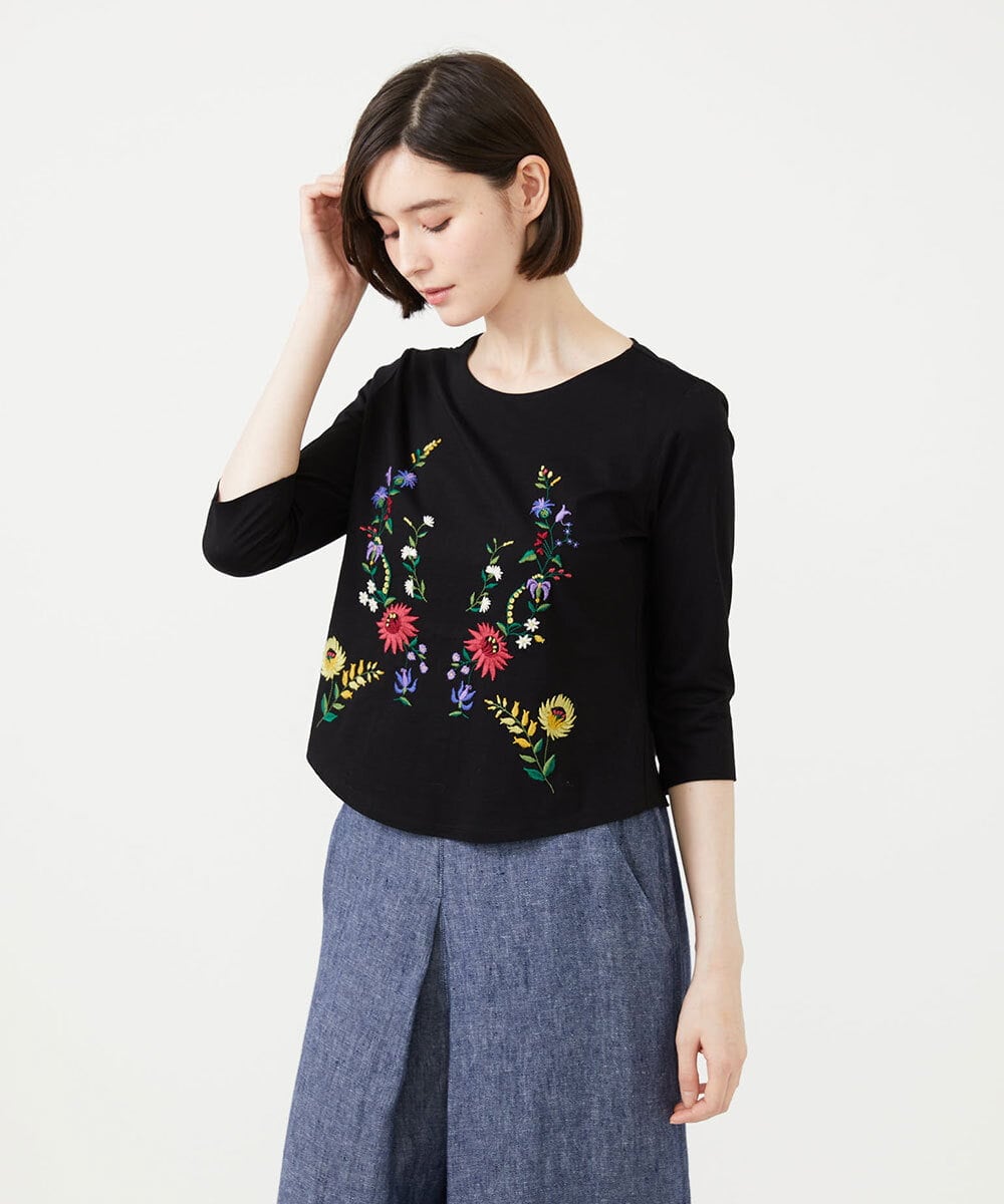 GBKGF03300 Sybilla(シビラ) シンメトリー風フラワー刺繍カットソー ブラック