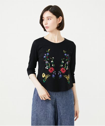 GBKGF03300 Sybilla シンメトリー風フラワー刺繍カットソー