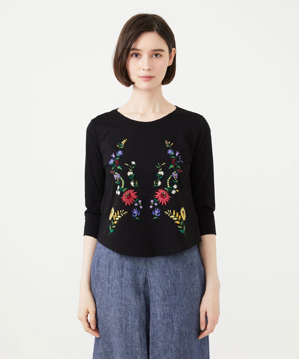 GBKGF03300 Sybilla(シビラ) シンメトリー風フラワー刺繍カットソー ブラック