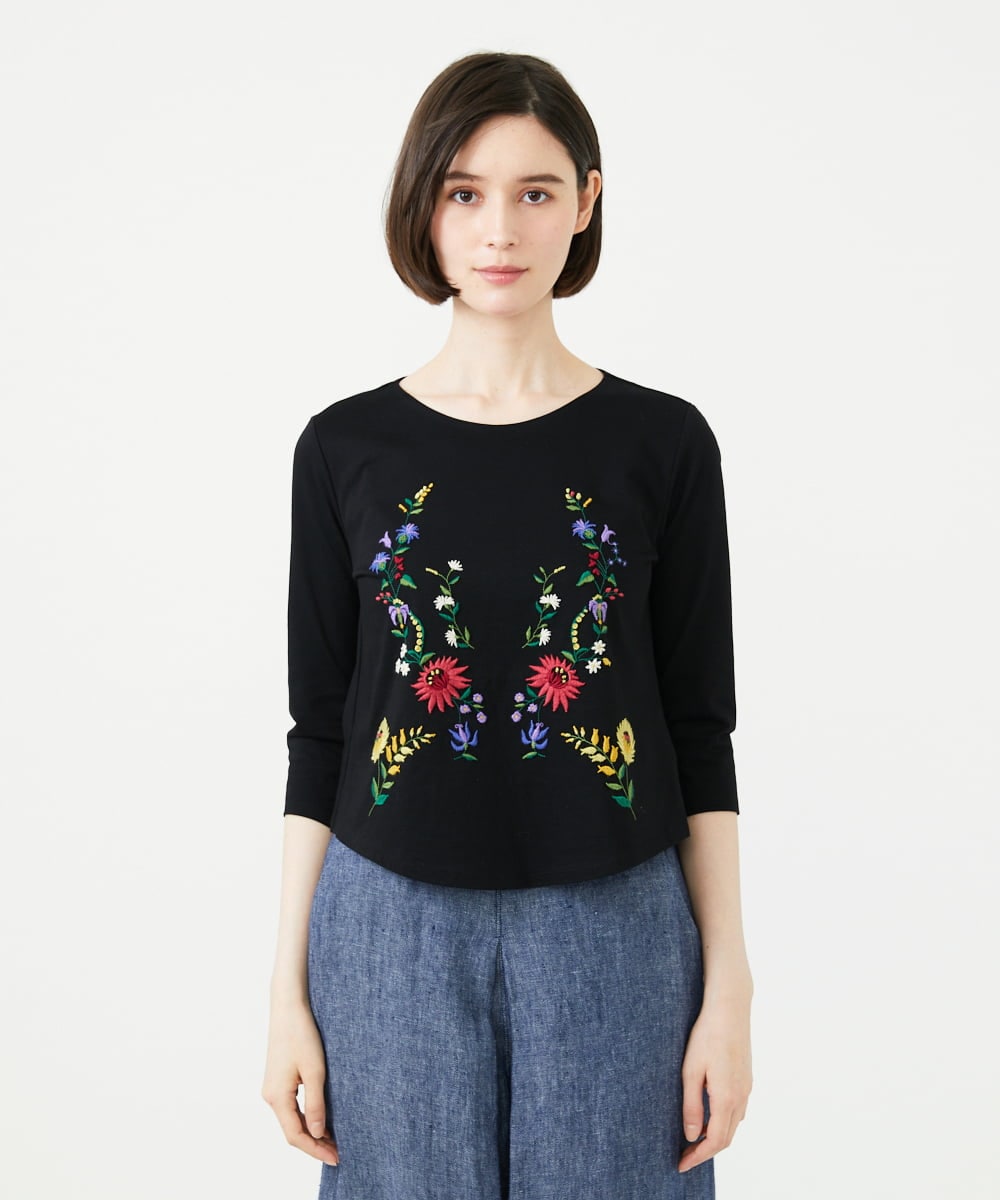GBKGF03300 Sybilla(シビラ) シンメトリー風フラワー刺繍カットソー ブラック