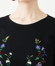 GBKGF03300 Sybilla(シビラ) シンメトリー風フラワー刺繍カットソー ブラック