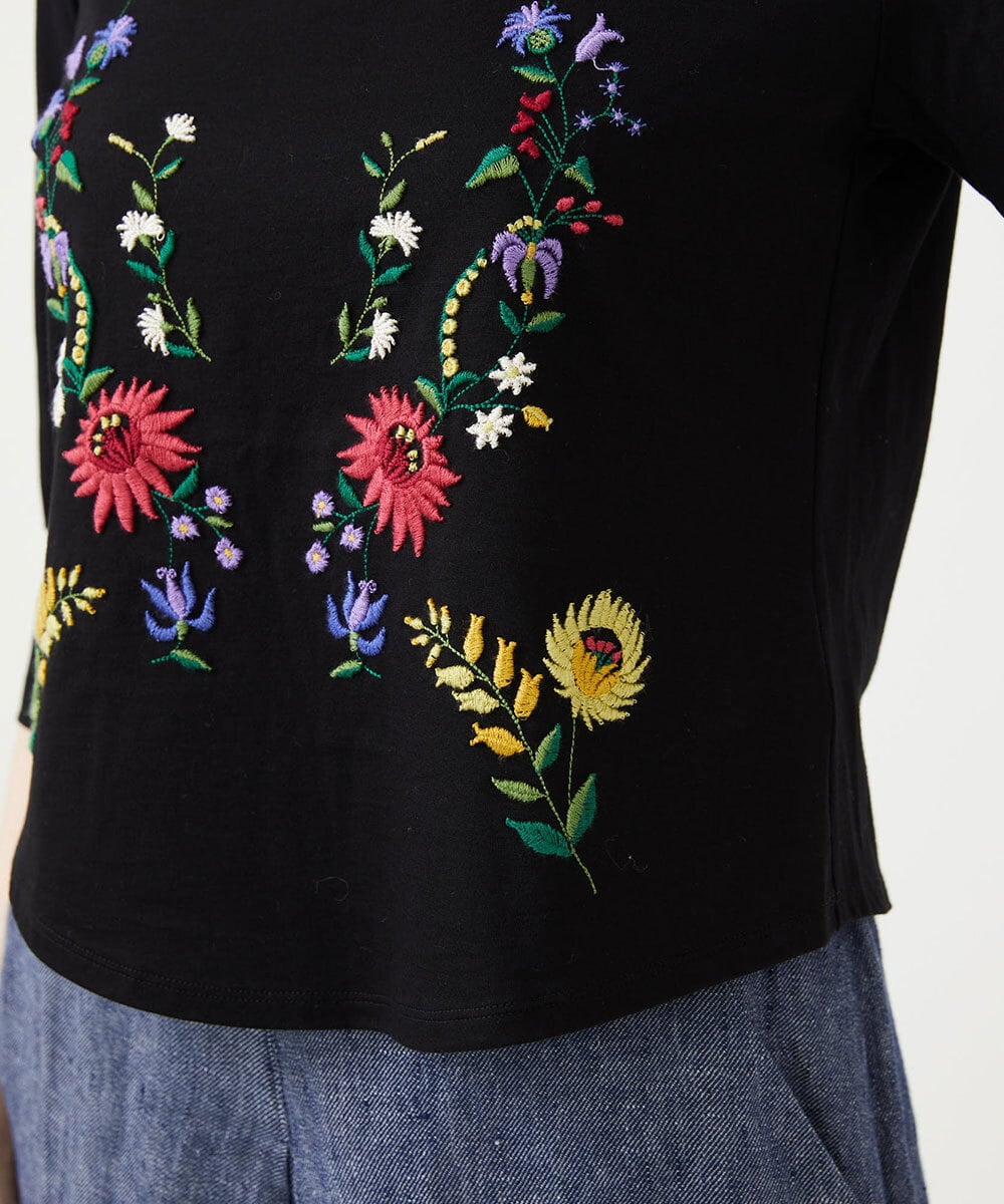 GBKGF03300 Sybilla(シビラ) シンメトリー風フラワー刺繍カットソー ブラック