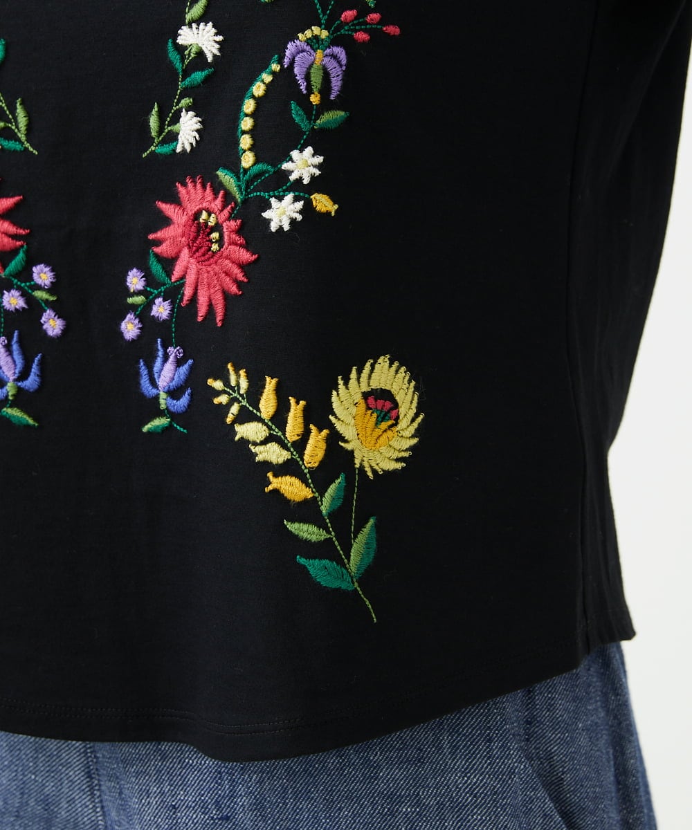 GBKGF03300 Sybilla(シビラ) シンメトリー風フラワー刺繍カットソー ブラック