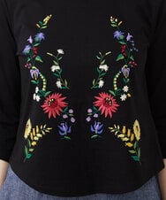 GBKGF03300 Sybilla(シビラ) シンメトリー風フラワー刺繍カットソー ブラック