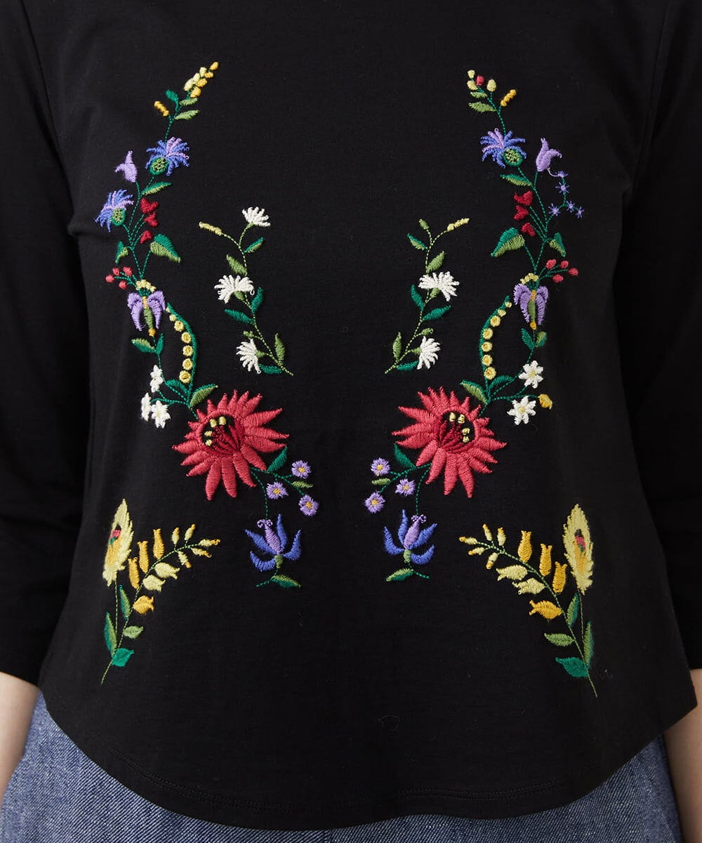 GBKGF03300 Sybilla(シビラ) シンメトリー風フラワー刺繍カットソー ブラック