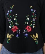 GBKGF03300 Sybilla(シビラ) シンメトリー風フラワー刺繍カットソー ブラック