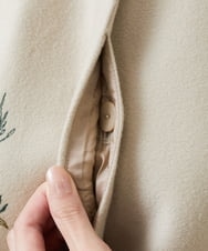 GBUVU03130 Sybilla(シビラ) フラワー刺繍ノーカラーウールコート ベージュ