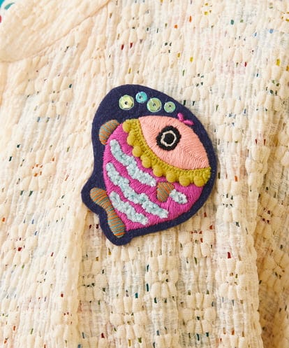 GG2DB31040  フィッシュモチーフ刺繍ブローチ
