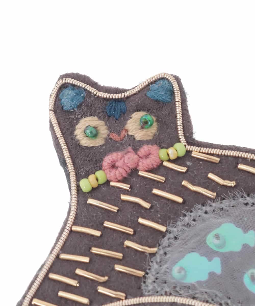GG2JB32050 Jocomomola(ホコモモラ) 猫モチーフデザインブローチ ブラウン