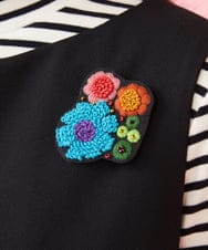 GG2JW31040 Jocomomola(ホコモモラ) フラワー刺繍デザインブローチ ブラック