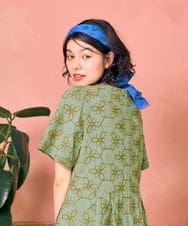 GG3HD30110 Jocomomola(ホコモモラ) フラワー柄プリーツデザインスカーフ ブルー