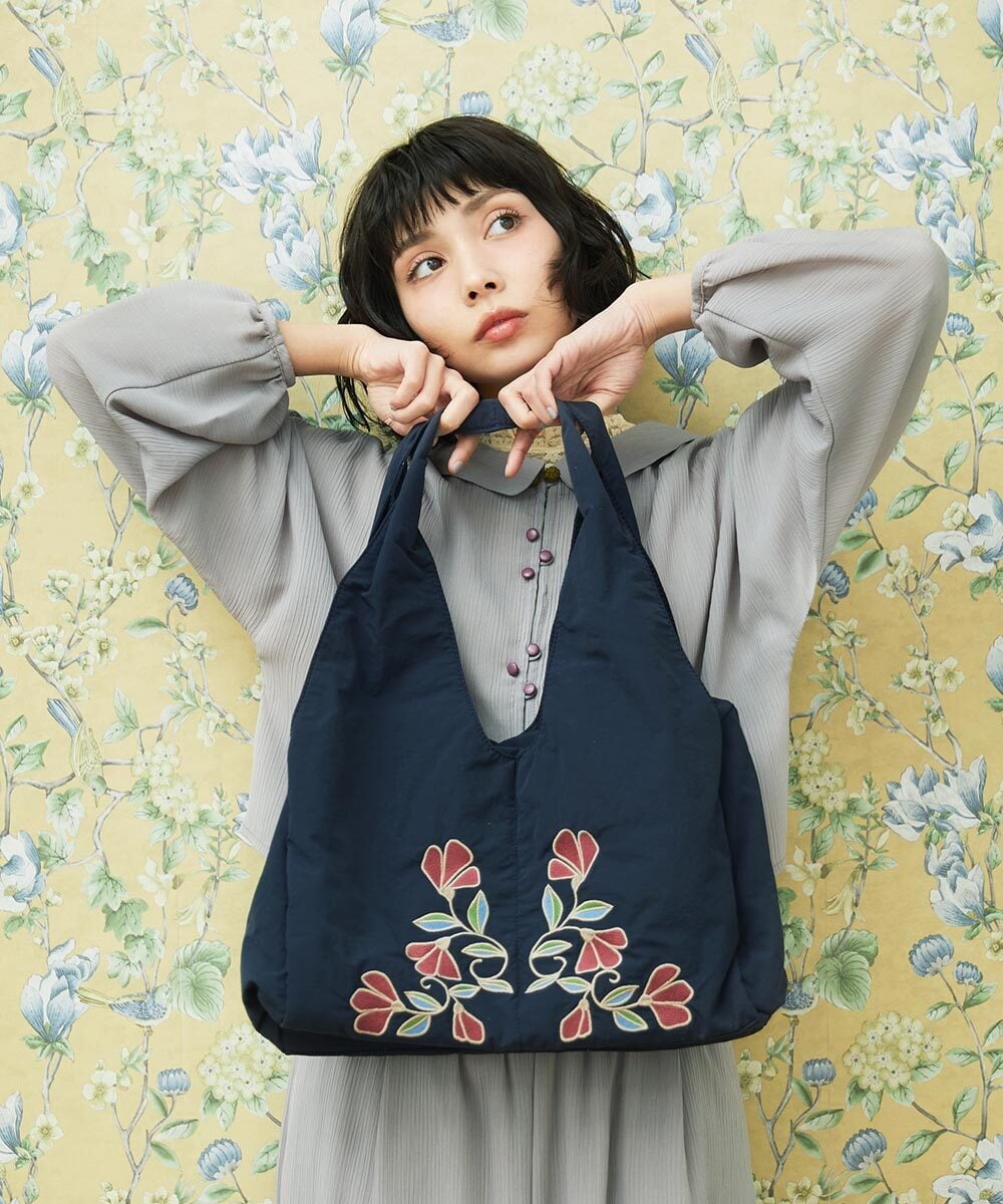 GG5DD30150 Jocomomola(ホコモモラ) フラワー刺繍ナイロントートバッグ ネイビー
