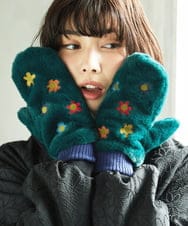 GGTAD31090 Jocomomola(ホコモモラ) フラワー刺繍フェイクファーミトン グリーン