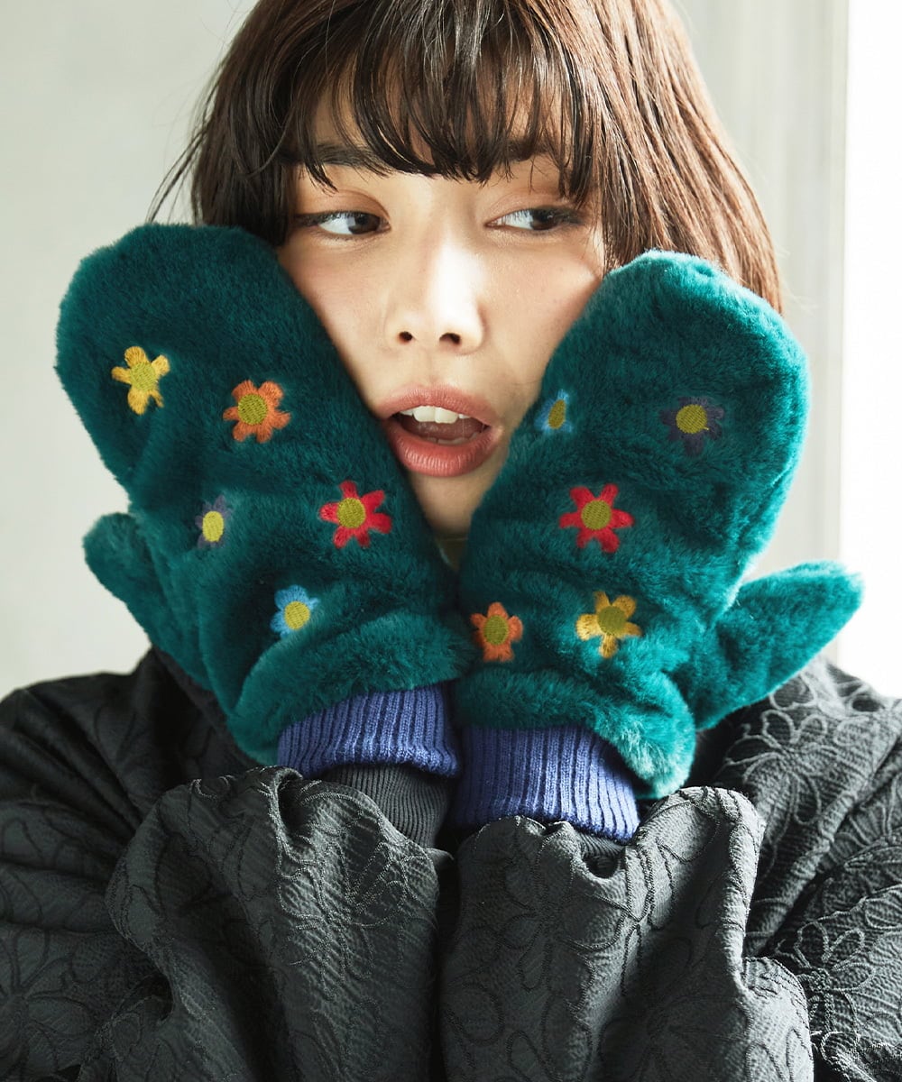 GGTAD31090 Jocomomola(ホコモモラ) フラワー刺繍フェイクファーミトン グリーン