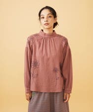 GJBAE40200 Jocomomola(ホコモモラ) Susurrito フラワーモチーフハイネックブラウス ピンク