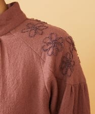 GJBAE40200 Jocomomola(ホコモモラ) Susurrito フラワーモチーフハイネックブラウス ブラック