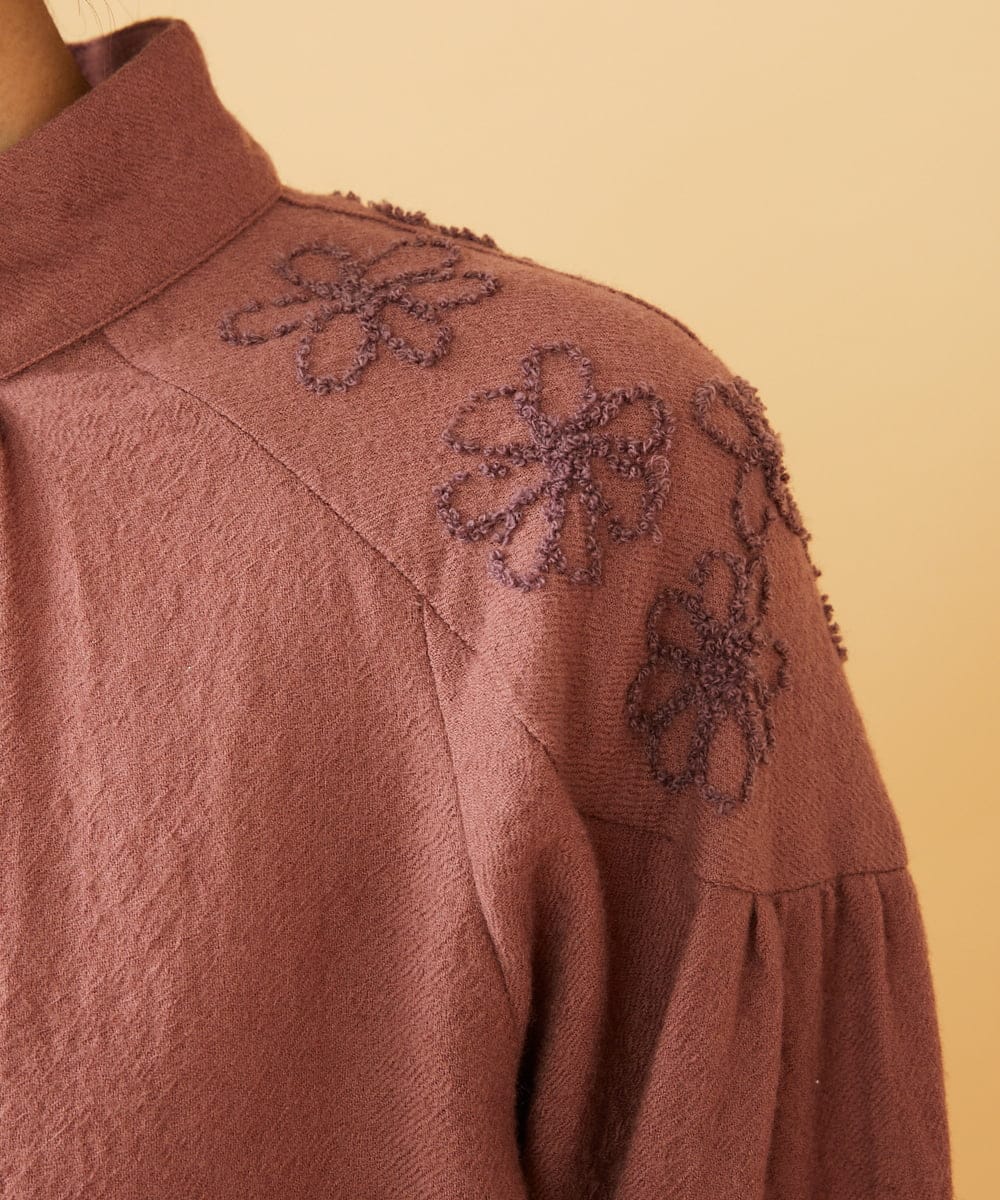 GJBAE40200 Jocomomola(ホコモモラ) Susurrito フラワーモチーフハイネックブラウス ブラック