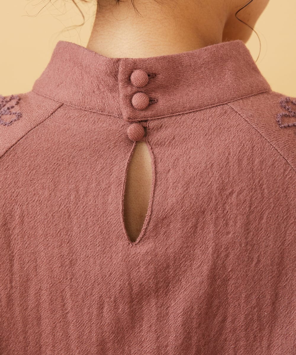 GJBAE40200 Jocomomola(ホコモモラ) Susurrito フラワーモチーフハイネックブラウス ブラック