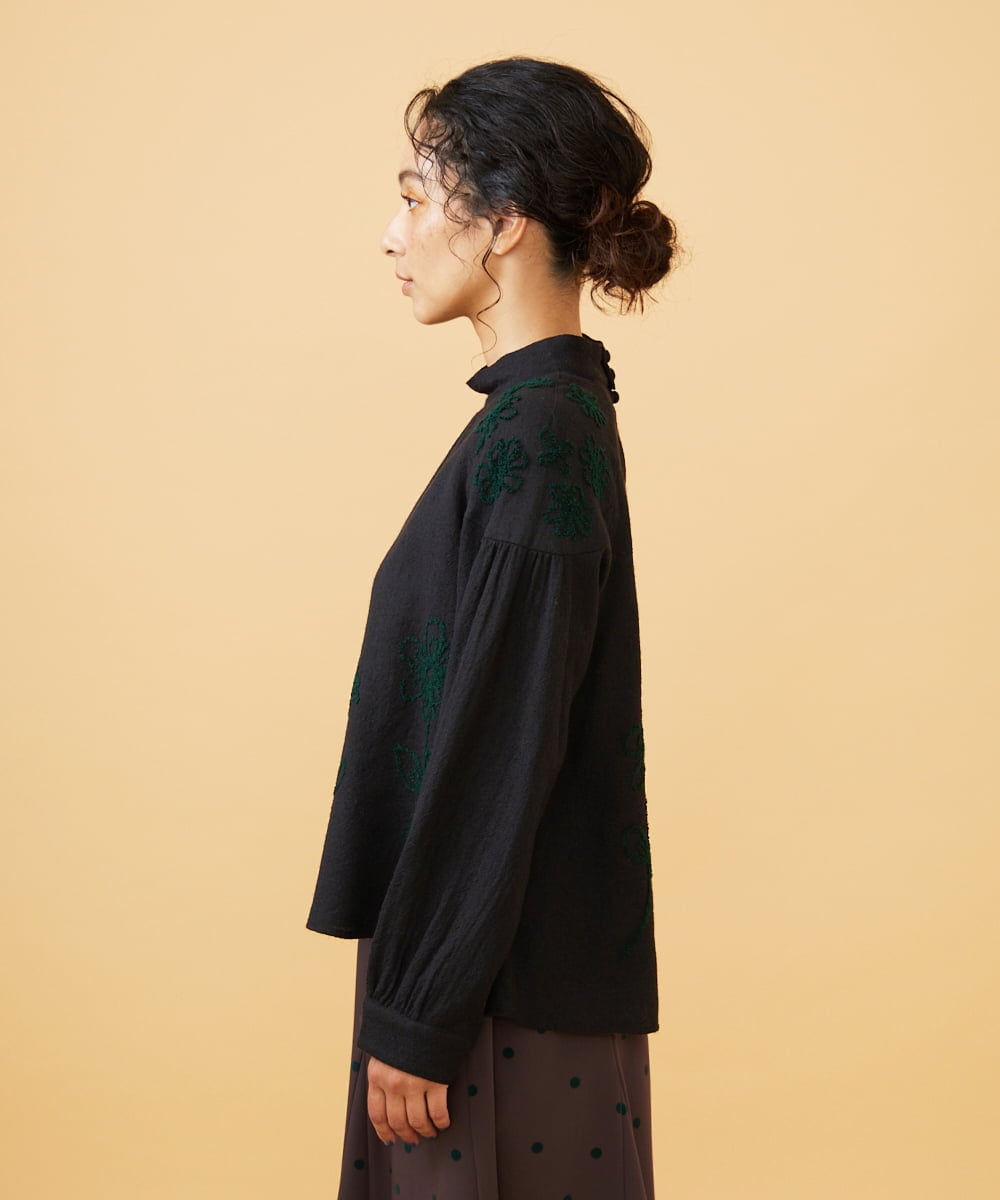 GJBAE40200 Jocomomola(ホコモモラ) Susurrito フラワーモチーフハイネックブラウス ブラック