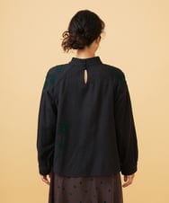 GJBAE40200 Jocomomola(ホコモモラ) Susurrito フラワーモチーフハイネックブラウス ブラック