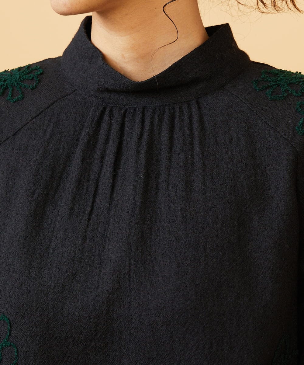 GJBAE40200 Jocomomola(ホコモモラ) Susurrito フラワーモチーフハイネックブラウス ブラック