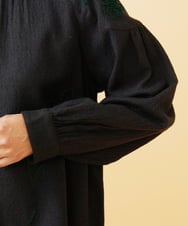 GJBAE40200 Jocomomola(ホコモモラ) Susurrito フラワーモチーフハイネックブラウス ブラック