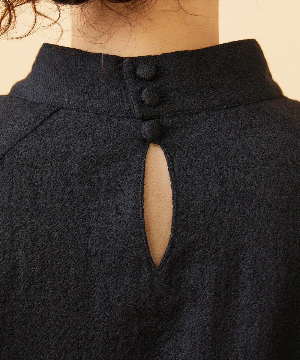 GJBAE40200 Jocomomola(ホコモモラ) Susurrito フラワーモチーフハイネックブラウス ブラック