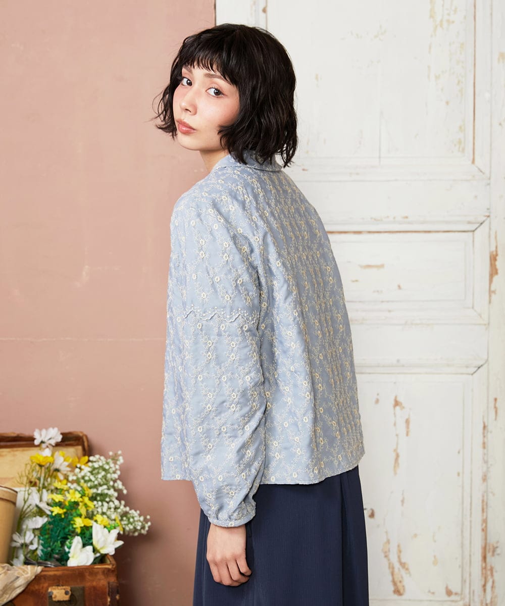 GJBDE41240 Jocomomola(ホコモモラ) フラワースカラップ総刺繍ブラウス ライトブルー