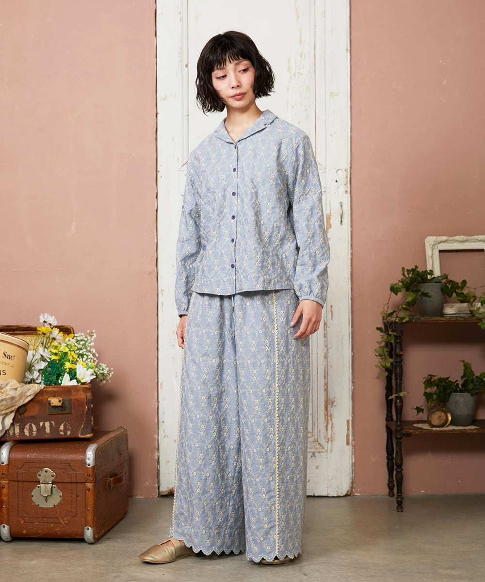 GJBDE41240 Jocomomola(ホコモモラ) フラワースカラップ総刺繍ブラウス ライトブルー