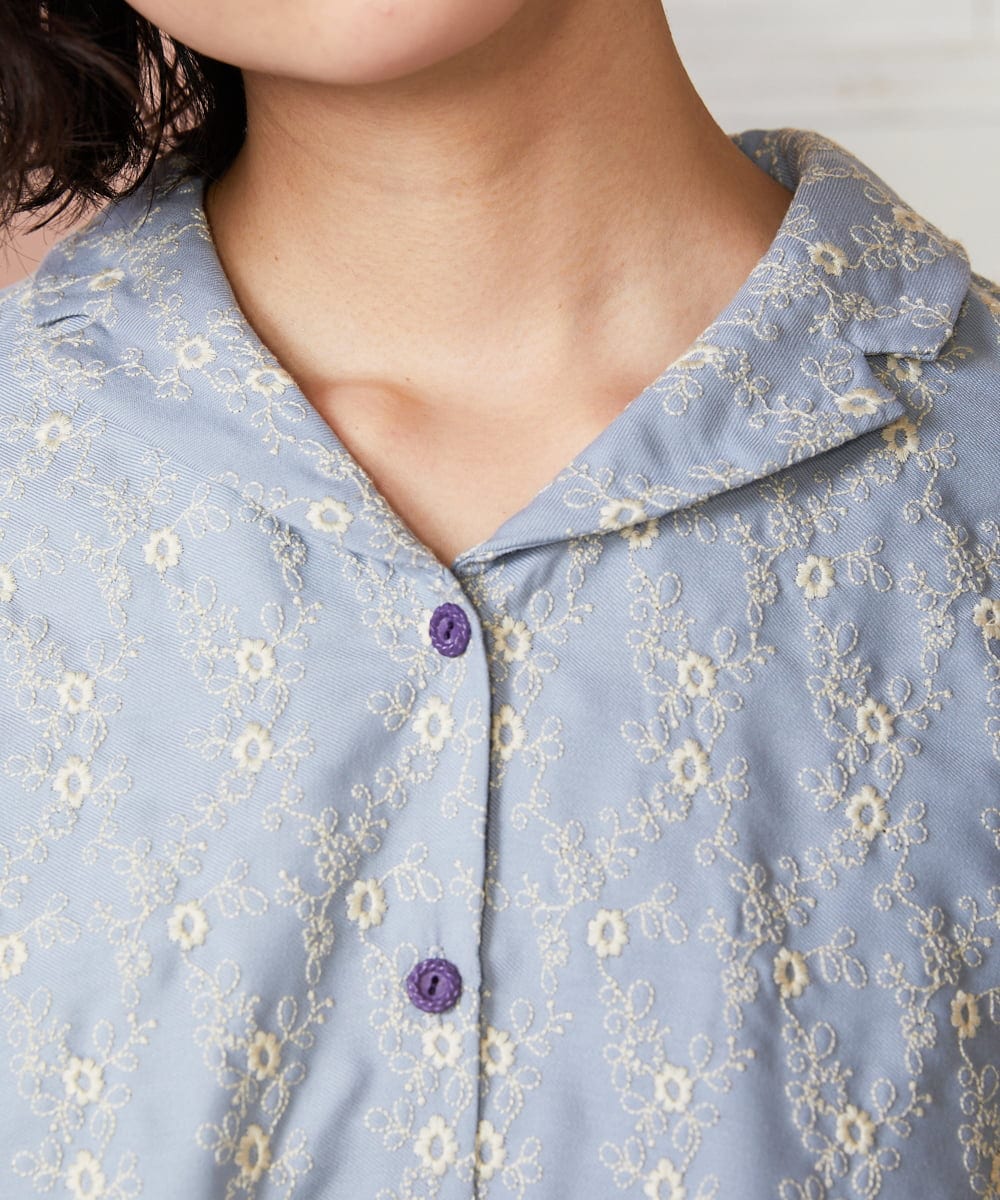 GJBDE41240 Jocomomola(ホコモモラ) フラワースカラップ総刺繍ブラウス ライトブルー