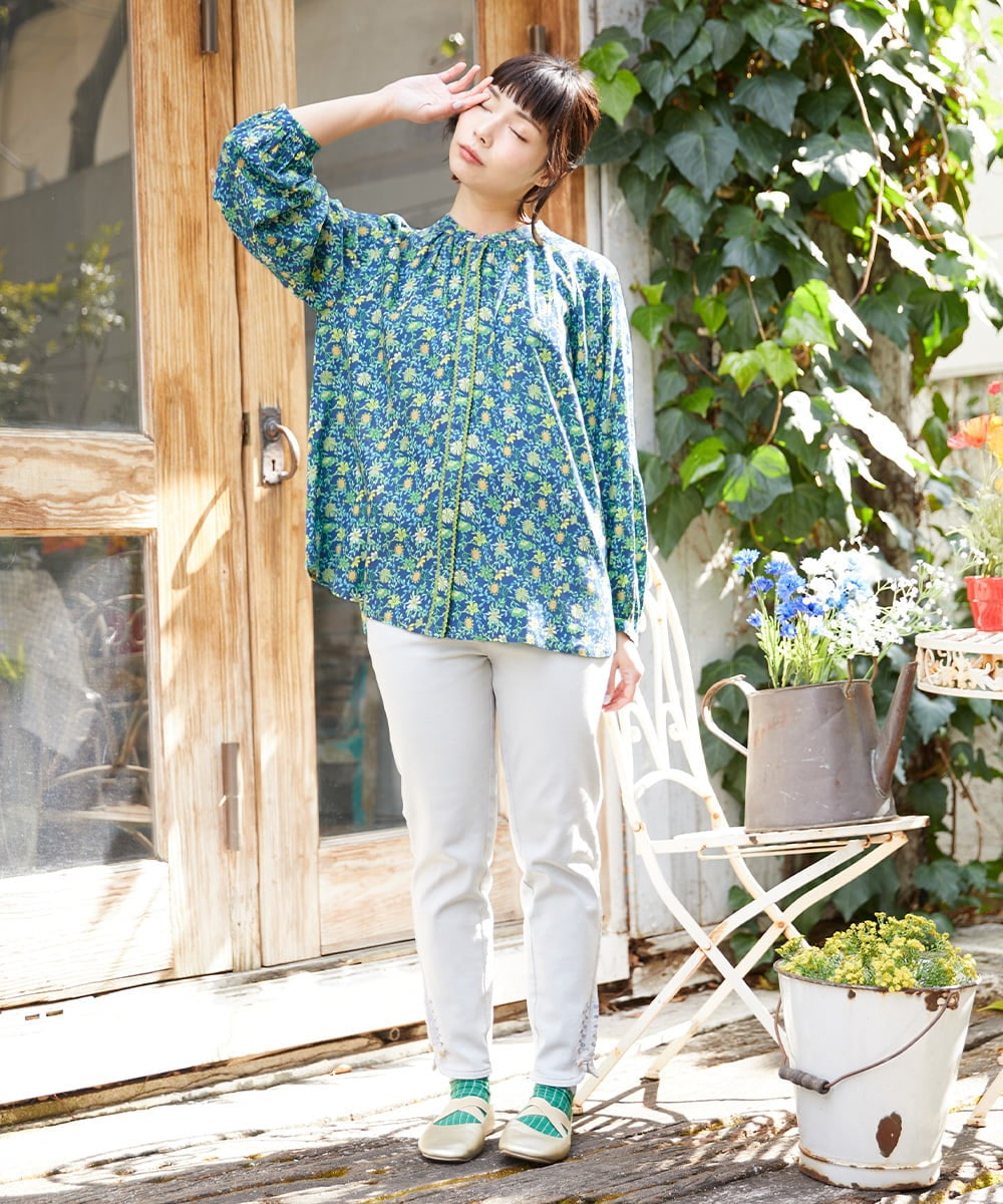 GJBFD30200 Jocomomola(ホコモモラ) Sancho Panza フラワープリントブラウス ネイビー