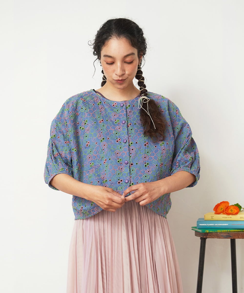 GJBGD34240 Jocomomola(ホコモモラ) Semilla フラワー総刺繍ブラウス ブルー
