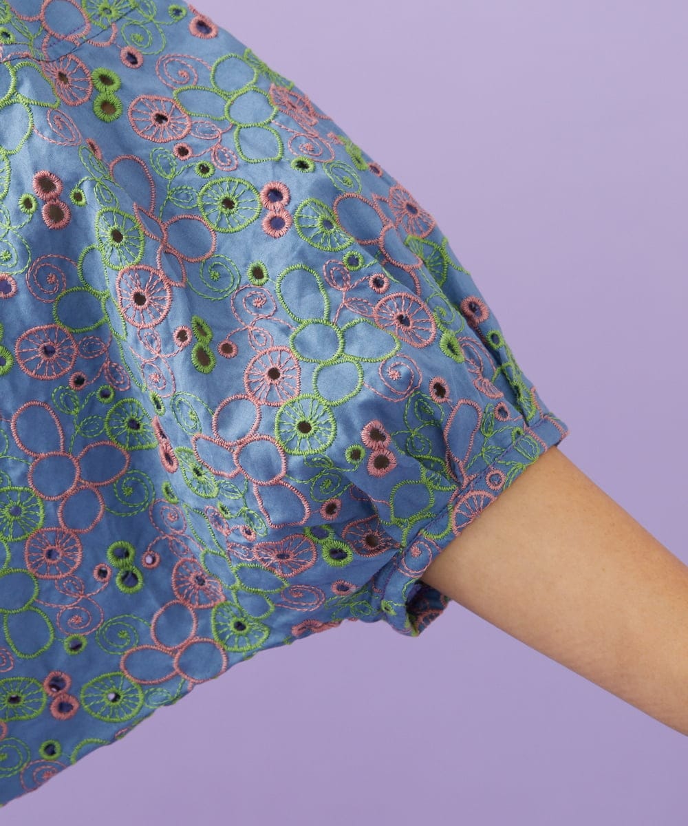 GJBGD34240 Jocomomola(ホコモモラ) Semilla フラワー総刺繍ブラウス ブルー