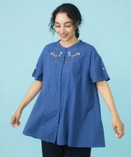GJBGW31150 Jocomomola(ホコモモラ) ドビー フラワー刺繍チュニックブラウス ブルー