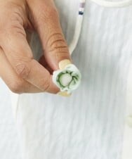 GJBGW31150 Jocomomola(ホコモモラ) ドビー フラワー刺繍チュニックブラウス アイボリー