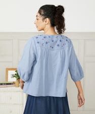 GJBHA36200 Jocomomola(ホコモモラ) Nadar entre flores フラワー刺繍ブラウス ブルー