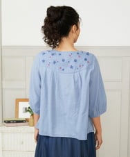 GJBHA36200 Jocomomola(ホコモモラ) Nadar entre flores フラワー刺繍ブラウス ブルー