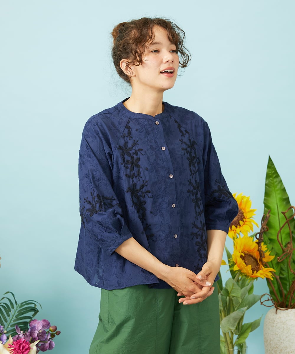 GJBHD32180 Jocomomola(ホコモモラ) Sendero de flores フラワー刺繍ブラウス ネイビー