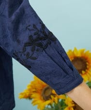 GJBHD32180 Jocomomola(ホコモモラ) Sendero de flores フラワー刺繍ブラウス ネイビー
